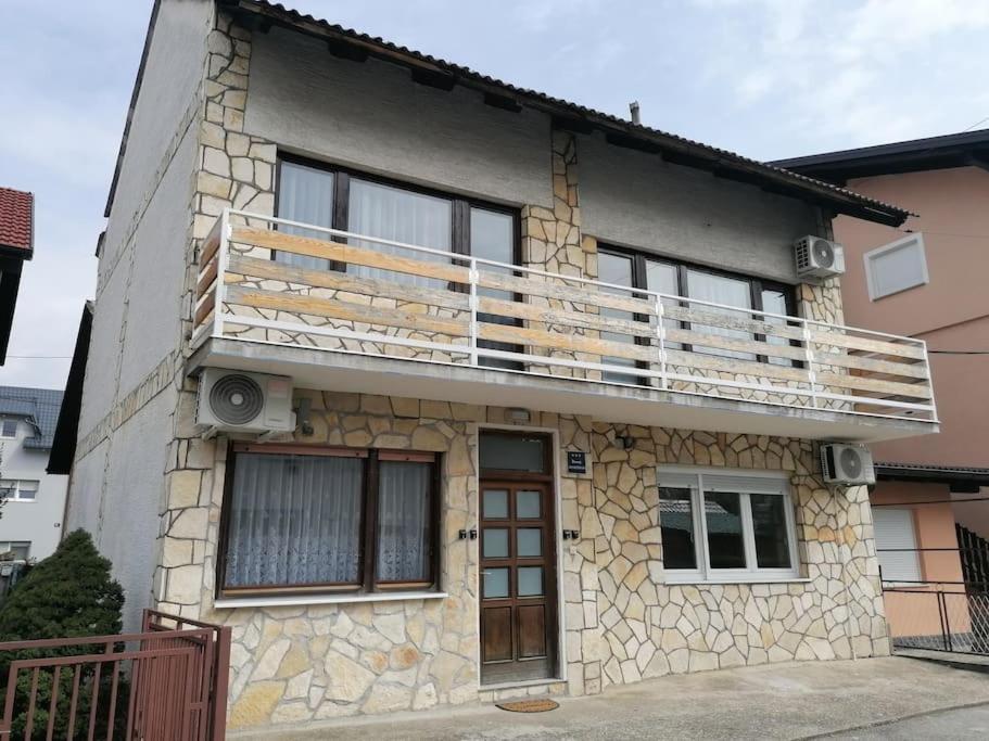 Cozy 1-Bdrm Apt In Dubec, Ideal For Work Or Study Sesvete Exterior photo